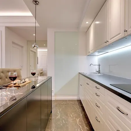 Elegant Two Bedroom Near The Sea